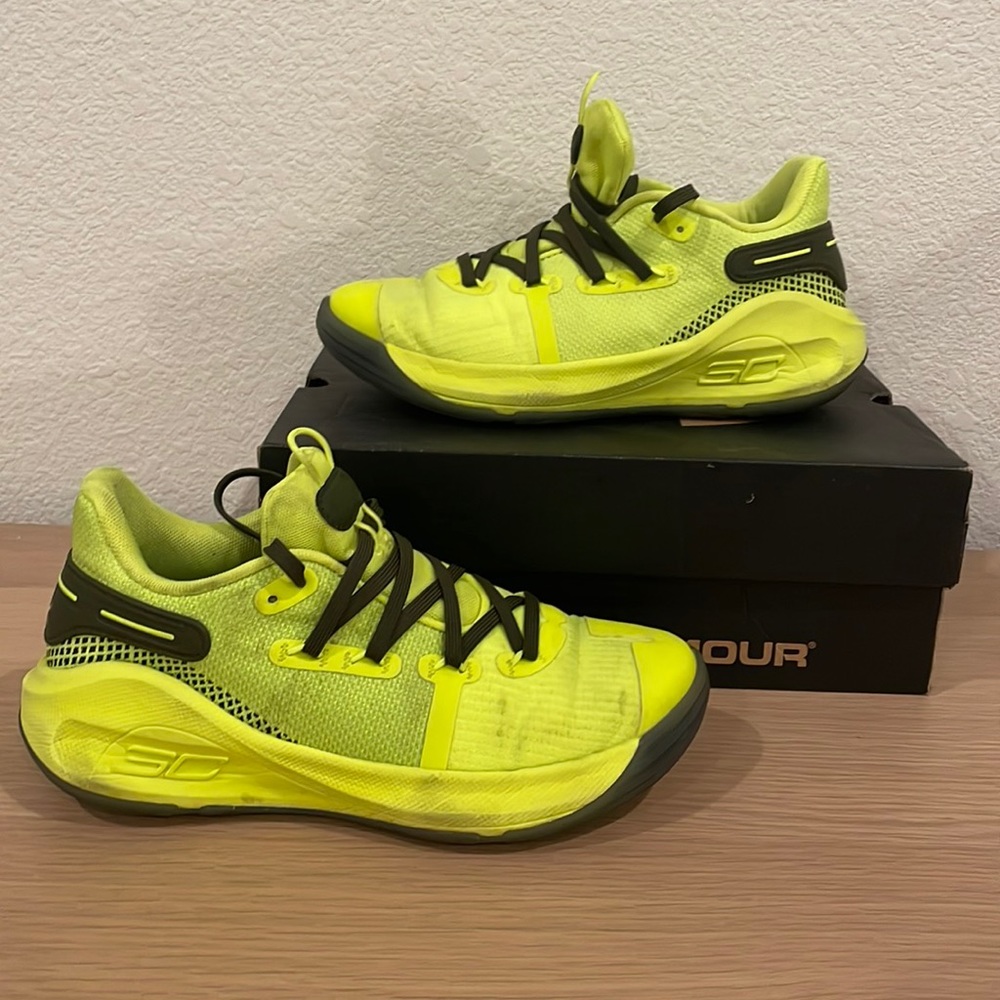 Under Armor Kids’ curry 6 yellow basketball shoes. Size 3Y.
